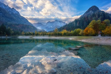 İnanılmaz doğa sonbahar manzarası, Jasna gölü Triglav ulusal parkı, Kranjska Gora, Slovenya. Kristal berrak gölet manzarası, Alp dağlarının çarpıcı zirvesi, dış seyahat arka planı.