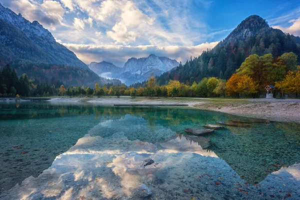 İnanılmaz doğa sonbahar manzarası, Jasna gölü Triglav ulusal parkı, Kranjska Gora, Slovenya. Kristal berrak gölet manzarası, Alp dağlarının çarpıcı zirvesi, dış seyahat arka planı.