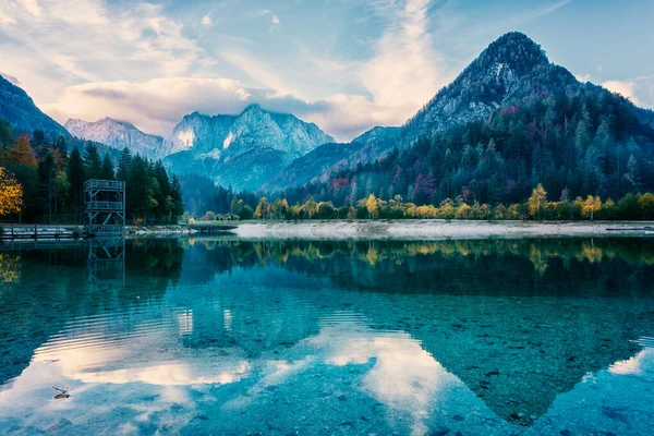 素晴らしい自然の秋の風景 トリグラフ国立公園 Kranjska強羅 スロベニアのヤスナ湖 クリスタルクリア池の景色 アルプスの山々の見事な山のピーク 屋外旅行の背景 — ストック写真