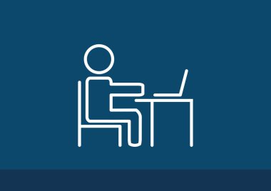 Adam masada dizüstü bilgisayar kutsal kişilerin resmi ile