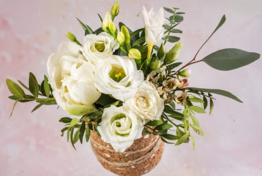 Kartpostal ile izole arka plan üzerinde taze buket