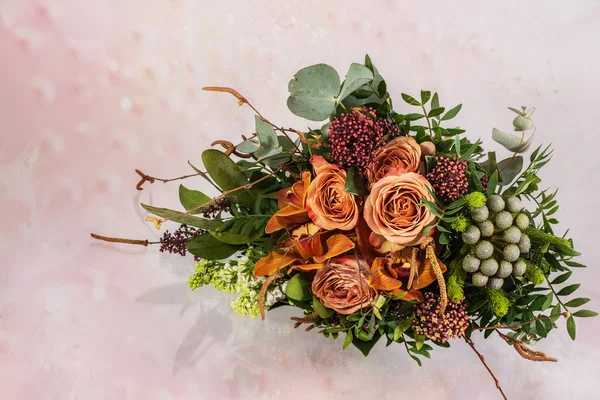 Kartpostal ile izole arka plan üzerinde taze buket