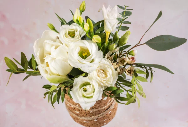 Kartpostal ile izole arka plan üzerinde taze buket