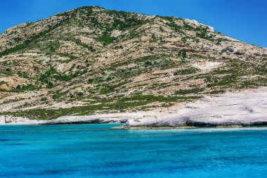 Turkuaz renkli suların Polyegos Island, Kiklad Adaları, Yunanistan