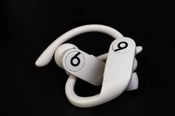 Kyiv, Ukrayna 07.07.2020 - Yakın plan yeni Powerbeats Pro Beats Dr. Dre tarafından karanlık arka planda