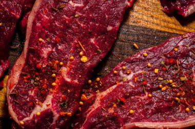 Baharatlı etin büyük bir kısmını kapat.