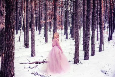 Karlı bir kış ormanında bir kadın