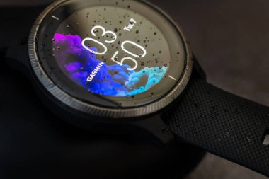 Kyiv, Ukrayna - 07.07.2020: Garmin Venu saati