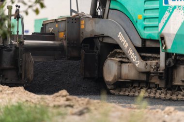 Novi Petrivci, Ukrayna - 9.04.2020: Hindi Onur 'un büyük yol yapımı