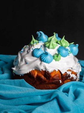 Buzlu ve kremalı Paskalya pastası