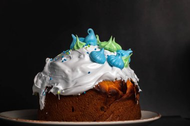 Buzlu ve kremalı Paskalya pastası