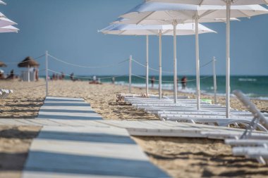 Odessa, Ukrayna 'da şemsiyeli ve güneşli kumsal