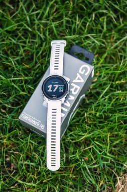 04.21.2021 Kyiv, Ukrayna. Beyaz bantlı Garmin Forerunner 745 spor saati.