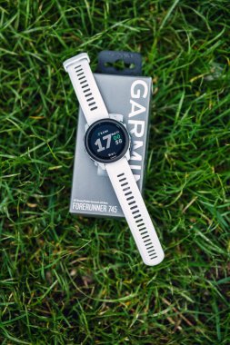 04.21.2021 Kyiv, Ukrayna. Beyaz bantlı Garmin Forerunner 745 spor saati.
