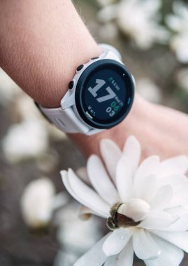 04.21.2021 Kyiv, Ukrayna. Beyaz bantlı Garmin Forerunner 745 spor saati.