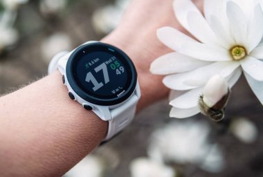 04.21.2021 Kyiv, Ukrayna. Beyaz bantlı Garmin Forerunner 745 spor saati.