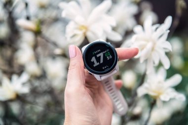 04.21.2021 Kyiv, Ukrayna. Beyaz bantlı Garmin Forerunner 745 spor saati.