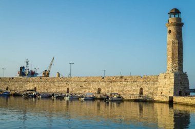 6.28.2021 - Rethymno, Girit Adası, Yunanistan: Akşam vakti Rethymno Limanı