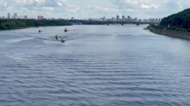 22 Ağustos Kyiv, Ukrayna - Ukrayna 'nın bağımsızlık ilanından önce Dnipro Nehri' ndeki su geçit töreninin provası. Ukrayna 'nın 30 yıllık bağımsızlığı