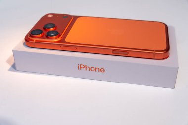 28.12.2025 - Kyiv, Ukrayna: Orange Apple Iphone 17 Pro Max