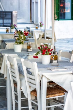 Milos Yunanistan sokaklarında geleneksel Yunan taverna