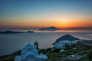 Tipik Yunan Köyü, Plaka, görüntülendi günbatımı, Milos Adası'nda, Kiklad Adaları, Yunanistan