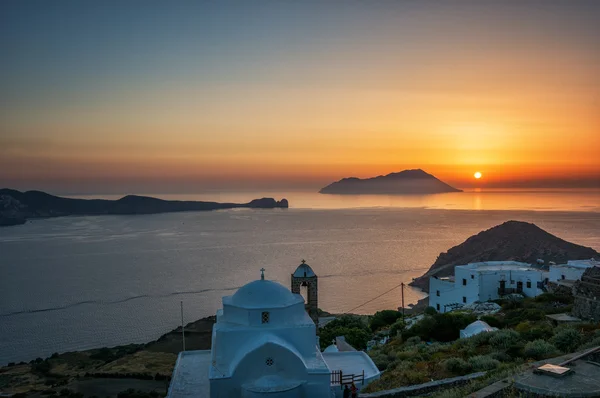 The typical Greek village of Plaka, viewed at sunset, Milos island, Cyclades, Greece — Stock Photo, Image