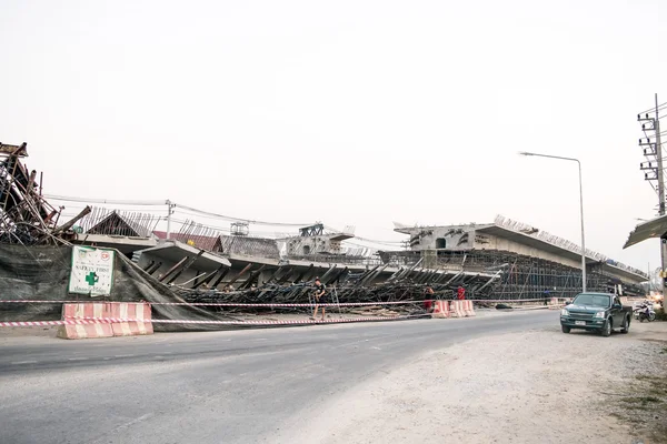 El puente fue construido deslizamiento de tierra causado por muchos factores . — Foto de Stock