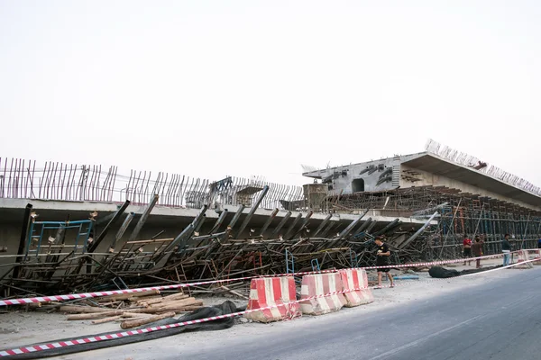 El puente fue construido deslizamiento de tierra causado por muchos factores . — Foto de Stock