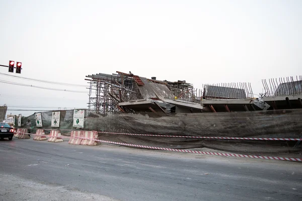 El puente fue construido deslizamiento de tierra causado por muchos factores . — Foto de Stock