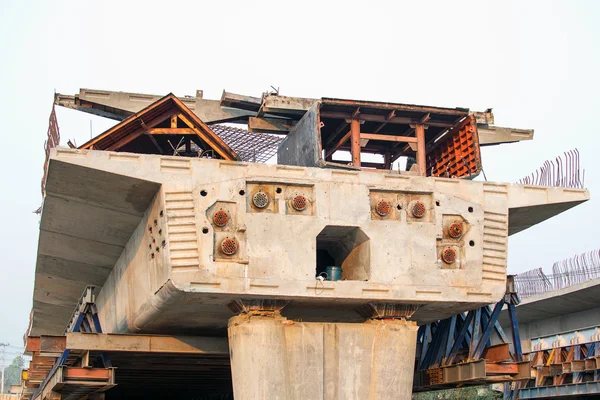 Construcción de un puente de cemento El cabestrillo colgaba en el primer segmento . —  Fotos de Stock