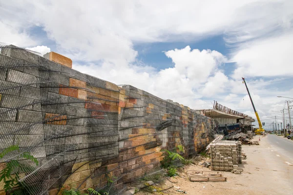 블랙 플라스틱 메쉬 옹 벽, 콘크리트 큐브 — 스톡 사진