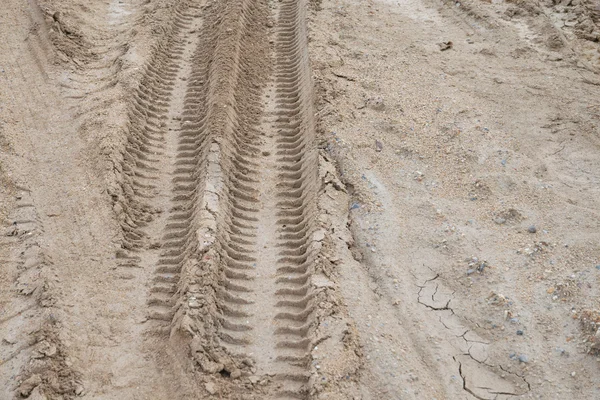 Деталь следов шин в песчаной пустыне — стоковое фото