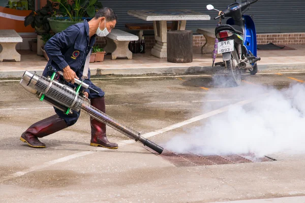 Człowiek zamgławiania komara zapobiegające gorączki denga Zdjęcie Stockowe