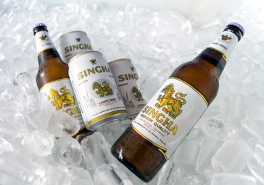Chiang Rai, Tayland - August28, 2015: buzda resimde Ale Brewery Co Ltd tarafından üretilen şişeler Singha bira. Bira Royal Garuda marka üzerinde görüntülemek için izin verilir.