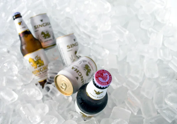 Chiang Rai, Thailand - August28, 2015: Bottles of Singha beer produced by Ale Brewery Co Ltd pictured on ice. The beer is allowed to display the Royal Garuda on the brand. — Stock Photo, Image
