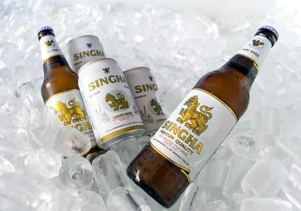 Chiang Rai, Thailand - August28, 2015: Bottles of Singha beer produced by Ale Brewery Co Ltd pictured on ice. The beer is allowed to display the Royal Garuda on the brand. — Stock Photo, Image