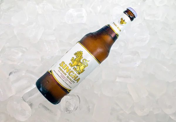Chiang Rai, Thailand -August 28, 2015: Bottles of Singha beer produced by Ale Brewery Co Ltd pictured on ice. The beer is allowed to display the Royal Garuda on the brand. — Stock Photo, Image