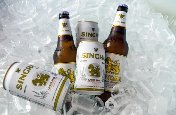 Chiang Rai, Thailand - August 28, 2015: Bottles ,can of Singha beer produced by Ale Brewery Co Ltd pictured on ice. The beer is allowed to display the Royal Garuda on the brand. — Stock Photo, Image