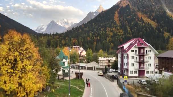 Flyg Över Semesterorten Bland Kullar Och Berg Färgglada Hösten Dombay — Stockvideo