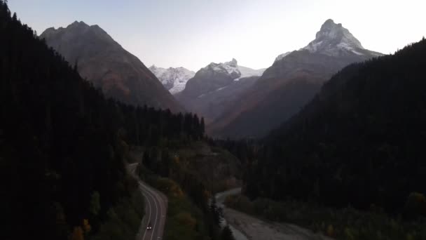 Vista Las Montañas Noche Carretera Los Bosques Con Coches Que — Vídeo de stock