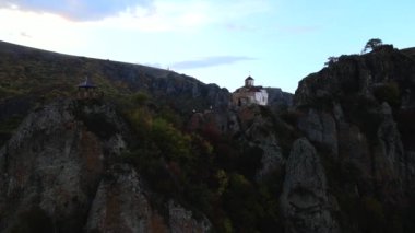Hristiyan aktif Shoanin tapınağı. X yüzyılı. Karachay-Cherkessia, Teberda, Rusya. Dağ açık. İHA ateşi