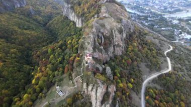 Hristiyan aktif Shoanin tapınağı. X yüzyılı. Karachay-Cherkessia, Teberda, Rusya. Dağ açık. İHA ateşi