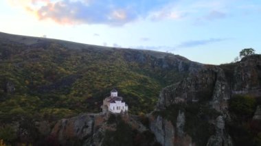 Hristiyan aktif Shoanin tapınağı. X yüzyılı. Karachay-Cherkessia, Teberda, Rusya. Dağ açık. İHA ateşi