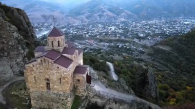 Hristiyan aktif Shoanin tapınağı. X yüzyılı. Karachay-Cherkessia, Teberda, Rusya. Dağ açık. İHA ateşi