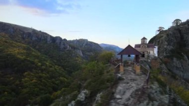 Hristiyan aktif Shoanin tapınağı. X yüzyılı. Karachay-Cherkessia, Teberda, Rusya. Dağ açık. İHA ateşi