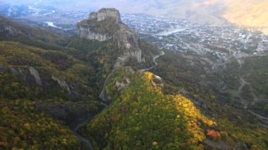 Hristiyan aktif Shoanin tapınağı. X yüzyılı. Karachay-Cherkessia, Teberda, Rusya. Dağ açık. İHA ateşi