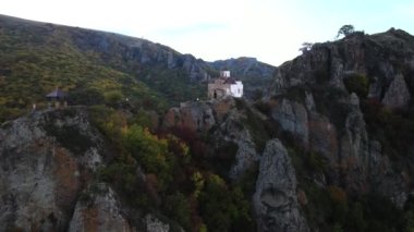 Hristiyan aktif Shoanin tapınağı. X yüzyılı. Karachay-Cherkessia, Teberda, Rusya. Dağ açık. İHA ateşi