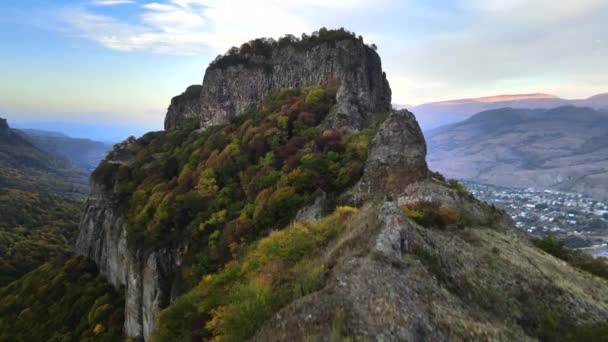 Landskap Panorama Över Ett Berg Kulle Täckt Med Färgglada Höstskog — Stockvideo