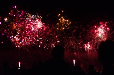 Bokeh arkaplanlı renkli havai fişekler. Soyut festival arkaplanı